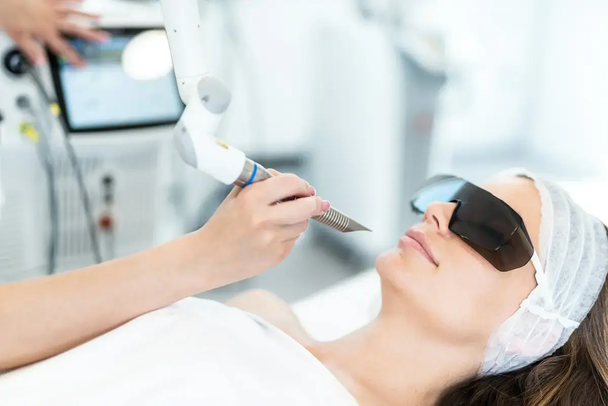 kobieta poddająca się zabiegowi laserowemu